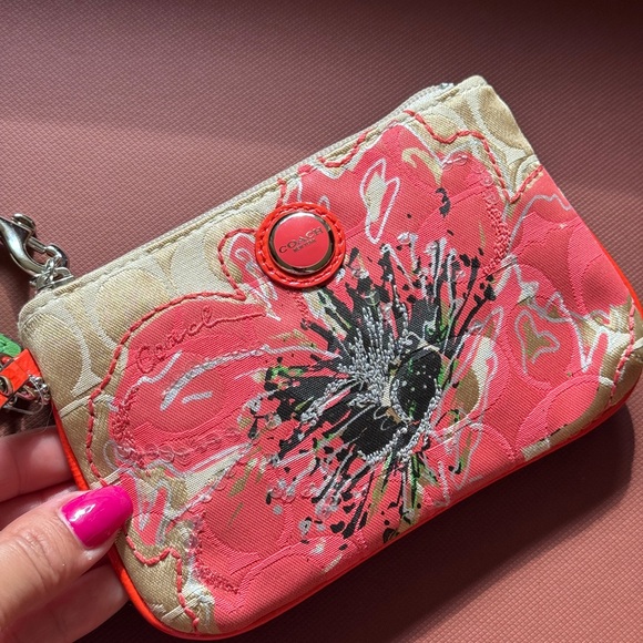 Coach‎ Poppy Khaki Coral Flower Floral Signature Sequined
Wristlet